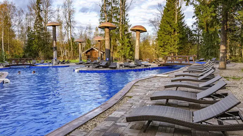 Открытый подогреваемый искусственный водоём спа отель Солнечный